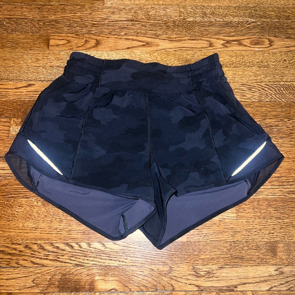 Lululemon Hotty Hot 2.5 inch High rise shorts